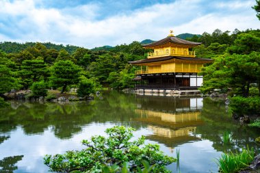 Kinkakuji, Altın Pavyon kuzey Kyoto 'da bir Zen tapınağıdır. Üst iki katı tamamen altın yapraklarla kaplıdır.. 