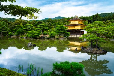 Kinkakuji, Altın Pavyon kuzey Kyoto 'da bir Zen tapınağıdır. Üst iki katı tamamen altın yapraklarla kaplıdır.. 