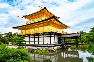 Kinkakuji, Altın Pavyon kuzey Kyoto 'da bir Zen tapınağıdır. Üst iki katı tamamen altın yapraklarla kaplıdır.. 