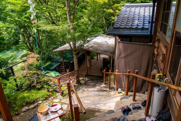 Japonya, Arashiyama Kyoto 'da çiçeklerle Japon bahçe manzarası. Yüksek kalite fotoğraf