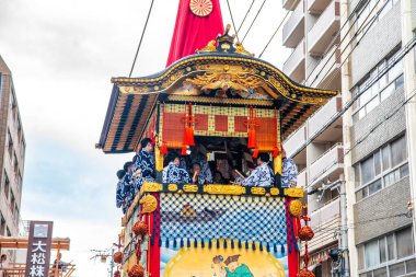 Gion Matsuri Festivali Yamahoko, Japonya 'nın Kyoto kentinde geçit töreni düzenledi. Yüksek kalite fotoğraf