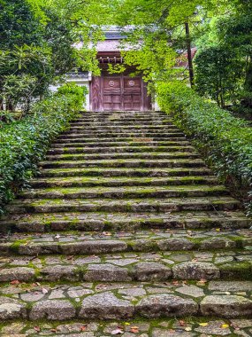 Japonya 'nın Kyoto kentindeki Ryoan-ji tapınağında gölü ve zen bahçesi var. Yüksek kalite fotoğraf