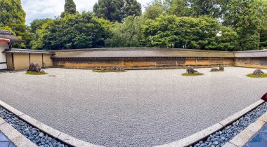 Japonya 'nın Kyoto kentindeki Ryoan-ji tapınağında gölü ve zen bahçesi var. Yüksek kalite fotoğraf