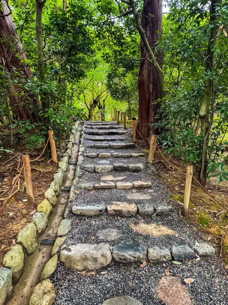 Japonya 'nın Kyoto kentindeki Ryoan-ji tapınağında gölü ve zen bahçesi var. Yüksek kalite fotoğraf