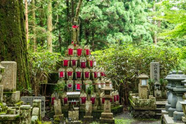 Japonya, Wakayama 'daki Okunoin Mezarlığı. Yüksek kalite fotoğraf