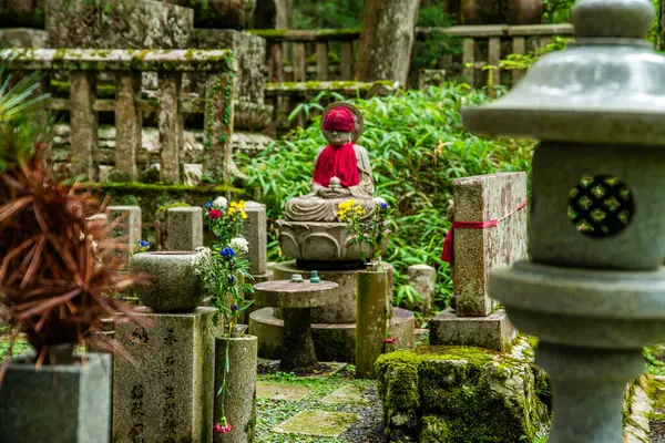 Japonya, Wakayama 'daki Okunoin Mezarlığı. Yüksek kalite fotoğraf