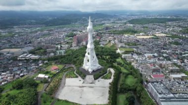 Japonya, Osaka 'daki Büyük Barış Duası Kulesi' nin havadan görünüşü