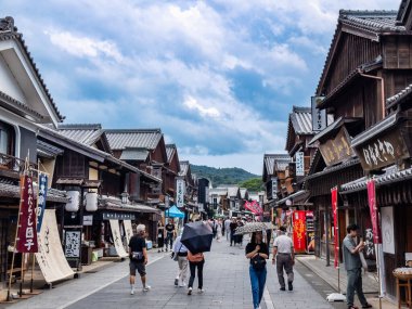 Okage Yokocho, taklit Edo dönemi ahşap binaları, konut malzemeleri mağazaları ve restoranları olan büyüleyici bir yerdir..