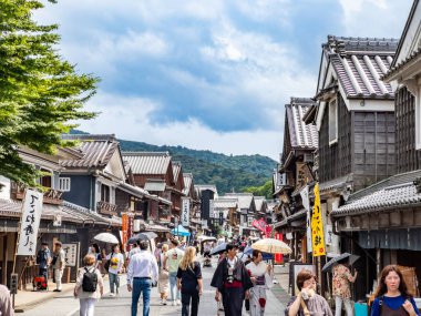 Okage Yokocho, taklit Edo dönemi ahşap binaları, konut malzemeleri mağazaları ve restoranları olan büyüleyici bir yerdir..