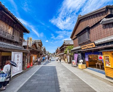 Okage Yokocho, taklit Edo dönemi ahşap binaları, konut malzemeleri mağazaları ve restoranları olan büyüleyici bir yerdir..
