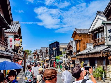 Okage Yokocho, taklit Edo dönemi ahşap binaları, konut malzemeleri mağazaları ve restoranları olan büyüleyici bir yerdir..