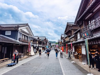 Okage Yokocho, taklit Edo dönemi ahşap binaları, konut malzemeleri mağazaları ve restoranları olan büyüleyici bir yerdir..