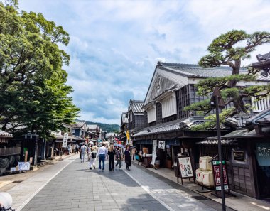 Okage Yokocho, taklit Edo dönemi ahşap binaları, konut malzemeleri mağazaları ve restoranları olan büyüleyici bir yerdir..