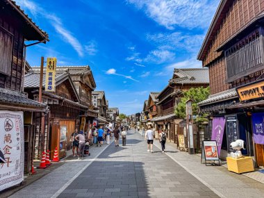 Okage Yokocho, taklit Edo dönemi ahşap binaları, konut malzemeleri mağazaları ve restoranları olan büyüleyici bir yerdir..