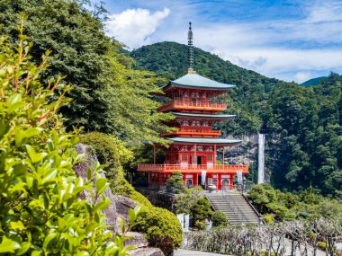 Seiganto-ji tapınağı Japonya, Wakayama 'daki Nachi Su Fall yakınlarında..