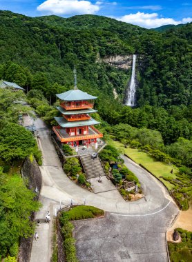 Seiganto-ji tapınağı Japonya, Wakayama 'daki Nachi Su Fall yakınlarında..
