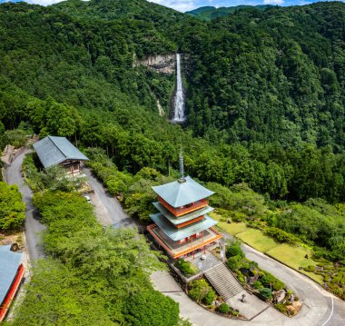 Seiganto-ji tapınağı Japonya, Wakayama 'daki Nachi Su Fall yakınlarında..