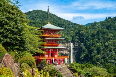 Seiganto-ji tapınağı Japonya, Wakayama 'daki Nachi Su Fall yakınlarında..