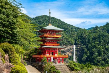 Seiganto-ji tapınağı Japonya, Wakayama 'daki Nachi Su Fall yakınlarında..