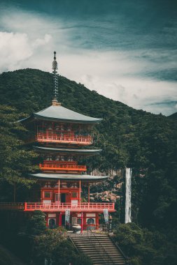 Seiganto-ji tapınağı Japonya, Wakayama 'daki Nachi Su Fall yakınlarında..