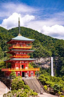 Seiganto-ji tapınağı Japonya, Wakayama 'daki Nachi Su Fall yakınlarında..