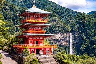 Seiganto-ji tapınağı Japonya, Wakayama 'daki Nachi Su Fall yakınlarında..