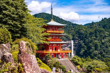 Seiganto-ji tapınağı Japonya, Wakayama 'daki Nachi Su Fall yakınlarında..