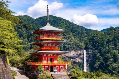 Seiganto-ji tapınağı Japonya, Wakayama 'daki Nachi Su Fall yakınlarında..