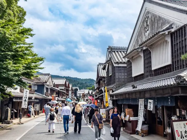 Okage Yokocho, taklit Edo dönemi ahşap binaları, konut malzemeleri mağazaları ve restoranları olan büyüleyici bir yerdir..