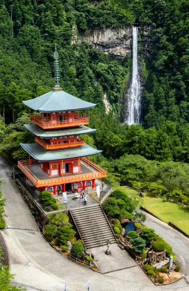 Seiganto-ji tapınağı Japonya, Wakayama 'daki Nachi Su Fall yakınlarında..