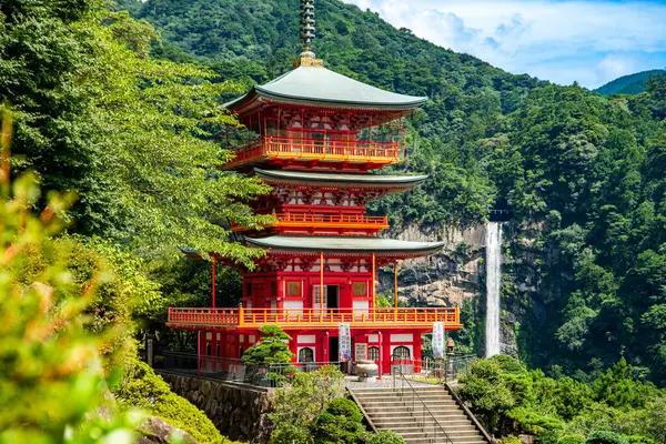 Seiganto-ji tapınağı Japonya, Wakayama 'daki Nachi Su Fall yakınlarında..