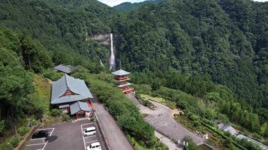 Seiganto-ji tapınağı Japonya, Wakayama 'daki Nachi Su Fall yakınlarında..