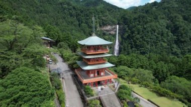 Seiganto-ji tapınağı Japonya, Wakayama 'daki Nachi Su Fall yakınlarında..