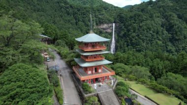 Seiganto-ji tapınağı Japonya, Wakayama 'daki Nachi Su Fall yakınlarında..