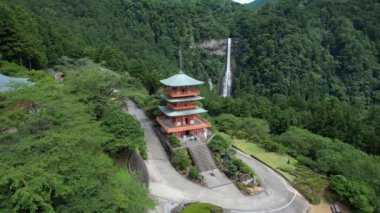 Seiganto-ji tapınağı Japonya, Wakayama 'daki Nachi Su Fall yakınlarında..