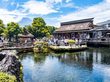 Oshino Hakkai geleneksel köy Minamitsuru Bölgesi, Yamanashi, Japonya. Yüksek kalite fotoğraf