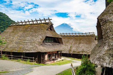 Saiko Iyashi no Sato Nenba, Fuji Dağı manzaralı geleneksel köy, Fujikawaguchiko, Saiko, Japonya. Yüksek kalite fotoğraf