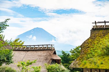 Saiko Iyashi no Sato Nenba, Fuji Dağı manzaralı geleneksel köy, Fujikawaguchiko, Saiko, Japonya. Yüksek kalite fotoğraf