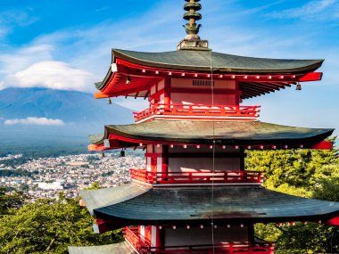 Chureito pagoda ile Fuji Dağı manzaralı, Arakurayama Sengen Parkı, Fujiyoshida, Yamanashi, Japonya. Yüksek kalite fotoğraf