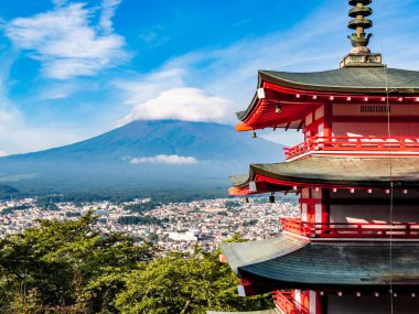 Chureito pagoda ile Fuji Dağı manzaralı, Arakurayama Sengen Parkı, Fujiyoshida, Yamanashi, Japonya. Yüksek kalite fotoğraf