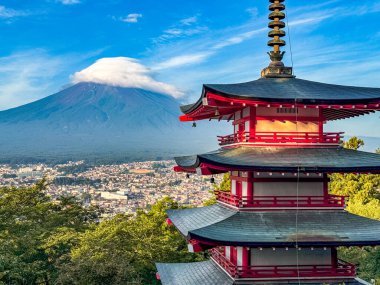 Chureito pagoda ile Fuji Dağı manzaralı, Arakurayama Sengen Parkı, Fujiyoshida, Yamanashi, Japonya. Yüksek kalite fotoğraf