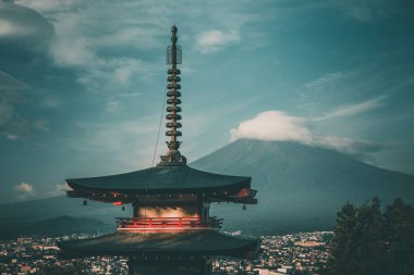 Chureito pagoda ile Fuji Dağı manzaralı, Arakurayama Sengen Parkı, Fujiyoshida, Yamanashi, Japonya. Yüksek kalite fotoğraf