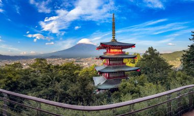 Chureito pagoda ile Fuji Dağı manzaralı, Arakurayama Sengen Parkı, Fujiyoshida, Yamanashi, Japonya. Yüksek kalite fotoğraf