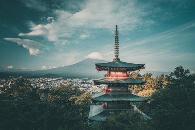 Chureito pagoda ile Fuji Dağı manzaralı, Arakurayama Sengen Parkı, Fujiyoshida, Yamanashi, Japonya. Yüksek kalite fotoğraf