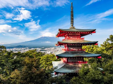 Chureito pagoda ile Fuji Dağı manzaralı, Arakurayama Sengen Parkı, Fujiyoshida, Yamanashi, Japonya. Yüksek kalite fotoğraf