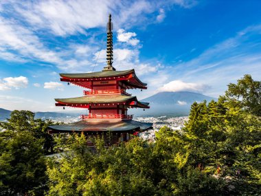 Chureito pagoda ile Fuji Dağı manzaralı, Arakurayama Sengen Parkı, Fujiyoshida, Yamanashi, Japonya. Yüksek kalite fotoğraf
