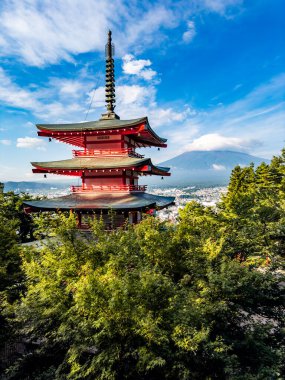 Chureito pagoda ile Fuji Dağı manzaralı, Arakurayama Sengen Parkı, Fujiyoshida, Yamanashi, Japonya. Yüksek kalite fotoğraf