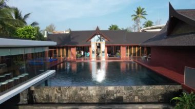 Khao Lak, Phang Nga, Tayland 'daki Natai sahilinin havadan görüntüsü. Yüksek kalite 4k görüntü