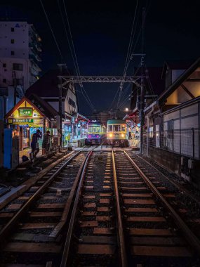 Sunet 'te Shichirigahama İstasyonu, Kamakura, Japonya. Yüksek kalite fotoğraf