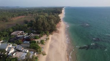 Khao Lak, Phang Nga, Tayland 'daki Natai sahilinin havadan görüntüsü. Yüksek kalite 4k görüntü